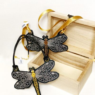 Collar bordado libélula BLACK con sujeción de filamento elaborado con neumáticos reciclados