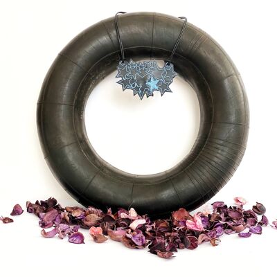 Collar con materiales reciclados Black FIRMAMENTO con sujeción de filamento elaborado con neumáticos reciclados