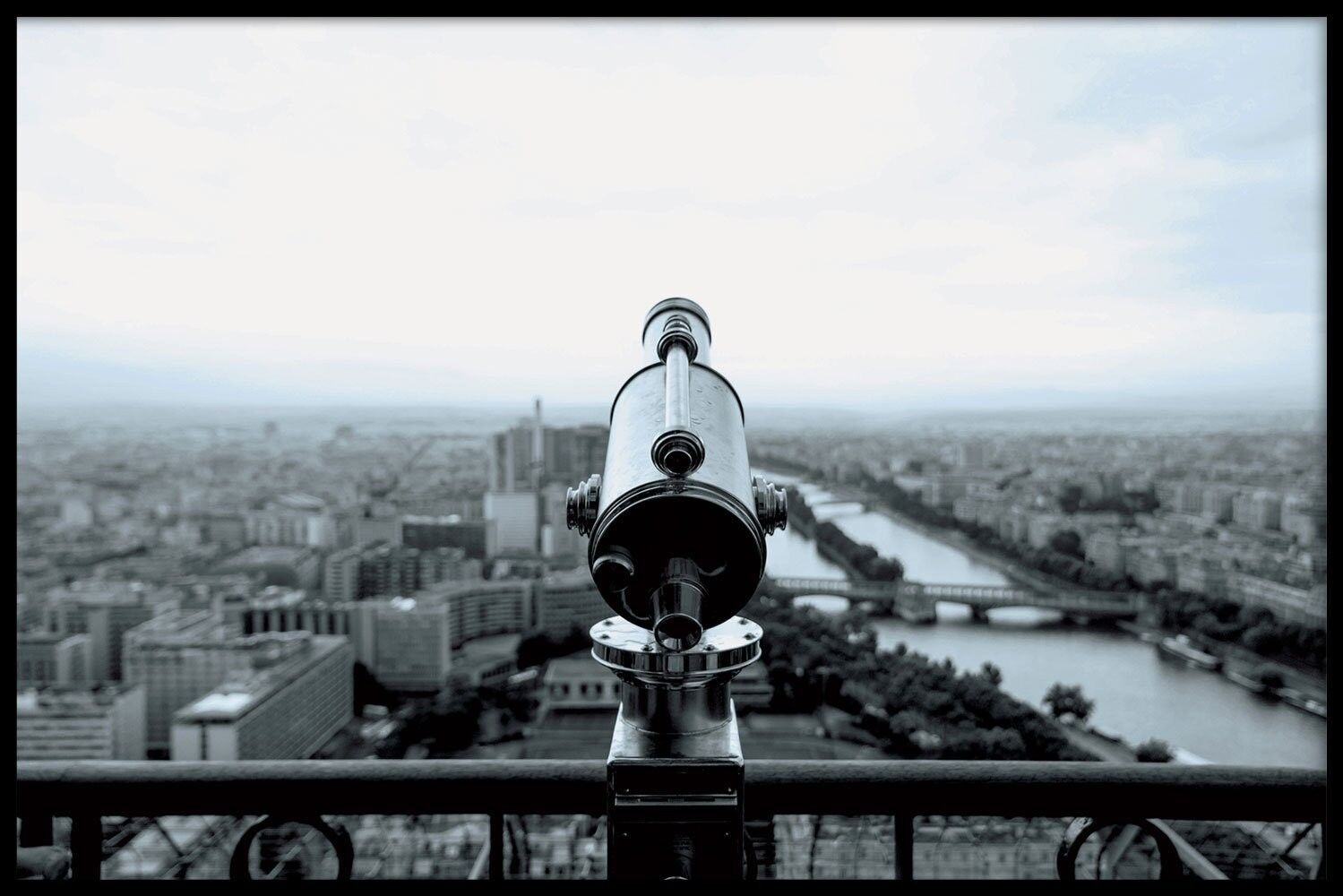 Fernglas in Paris - Poster gerahmt - 50 x 70 cm