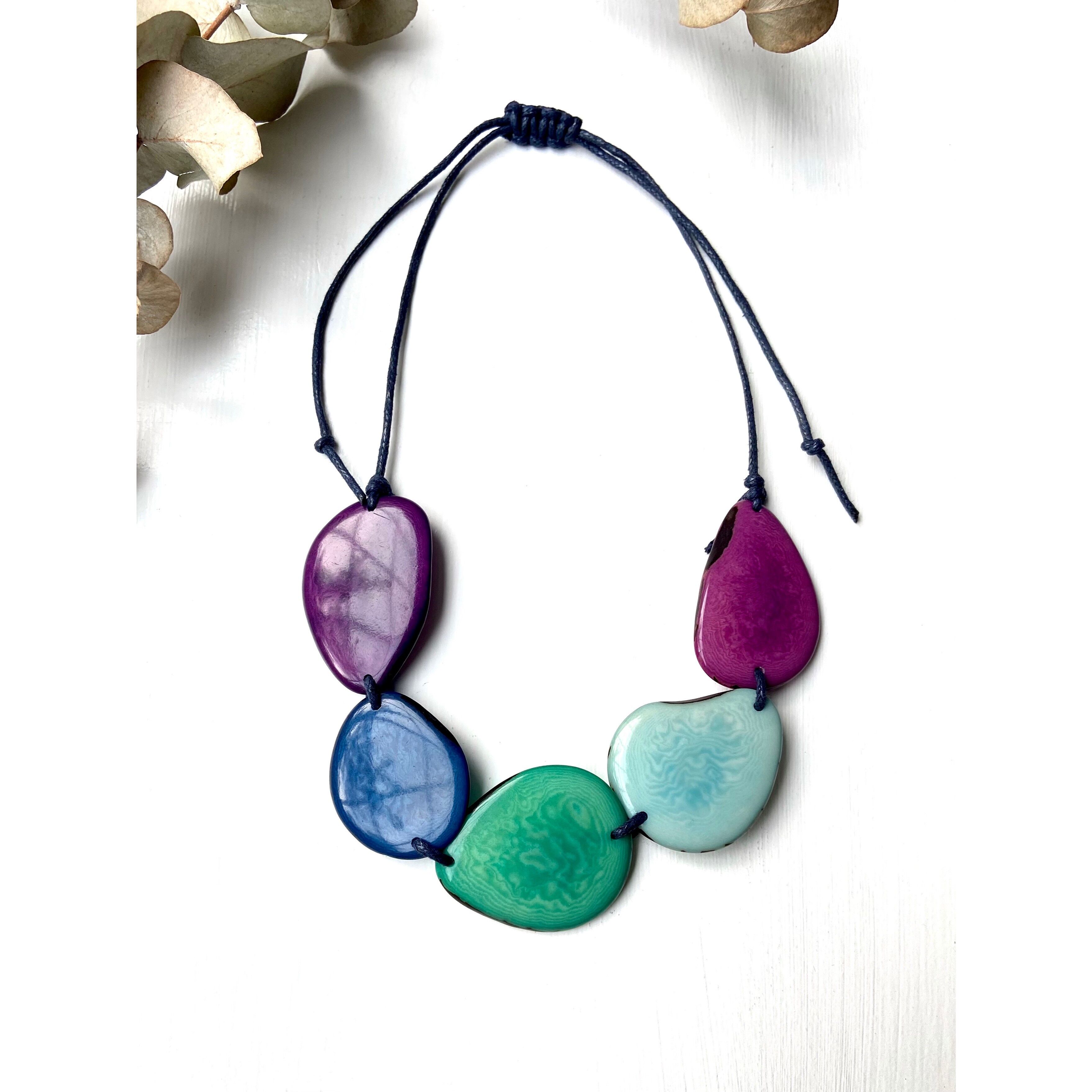 Collana in tagua con 5 perline color verde acqua – Filo BLU SCURO