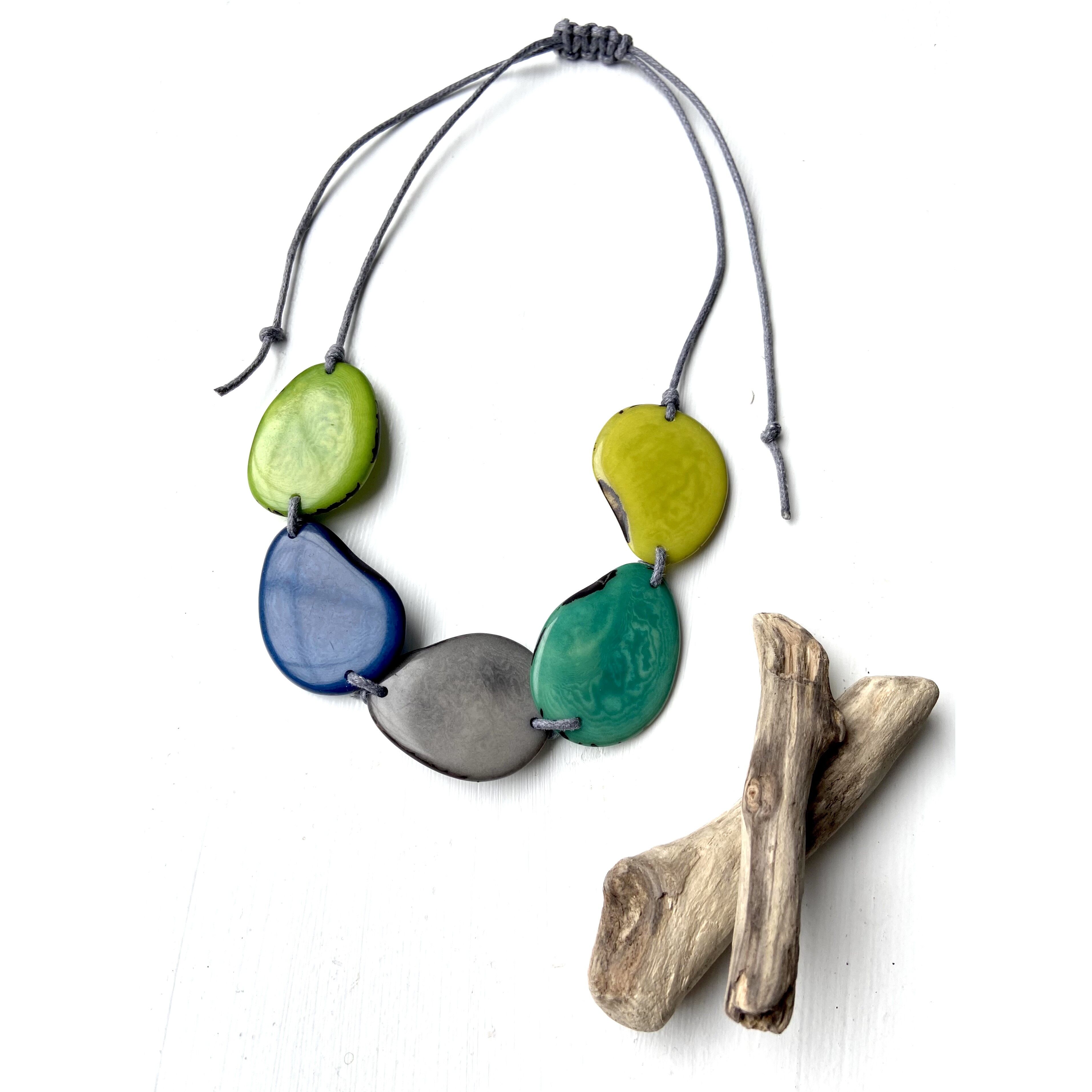 Collana con 5 perline Tagua blu scuro, verde, grigia – Filo TEAL