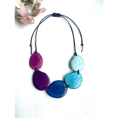 Collier de perles de tagua bleu/violet – fil BLEU VIF