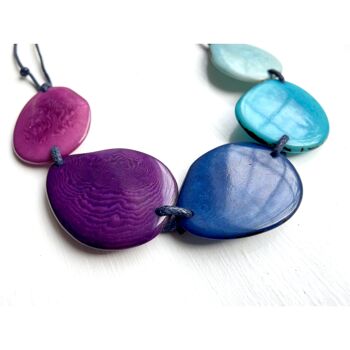 Collier de perles de tagua bleu/violet – fil BLEU VIF 2