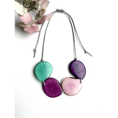 Collana di perle di tagua pastello verde acqua – Filo GRIGIO