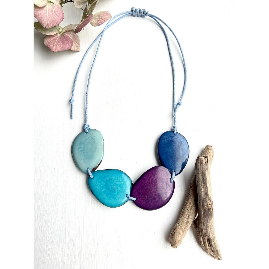 Light Midnight Blues Tagua Perlenkette – HELLBLAUER Faden