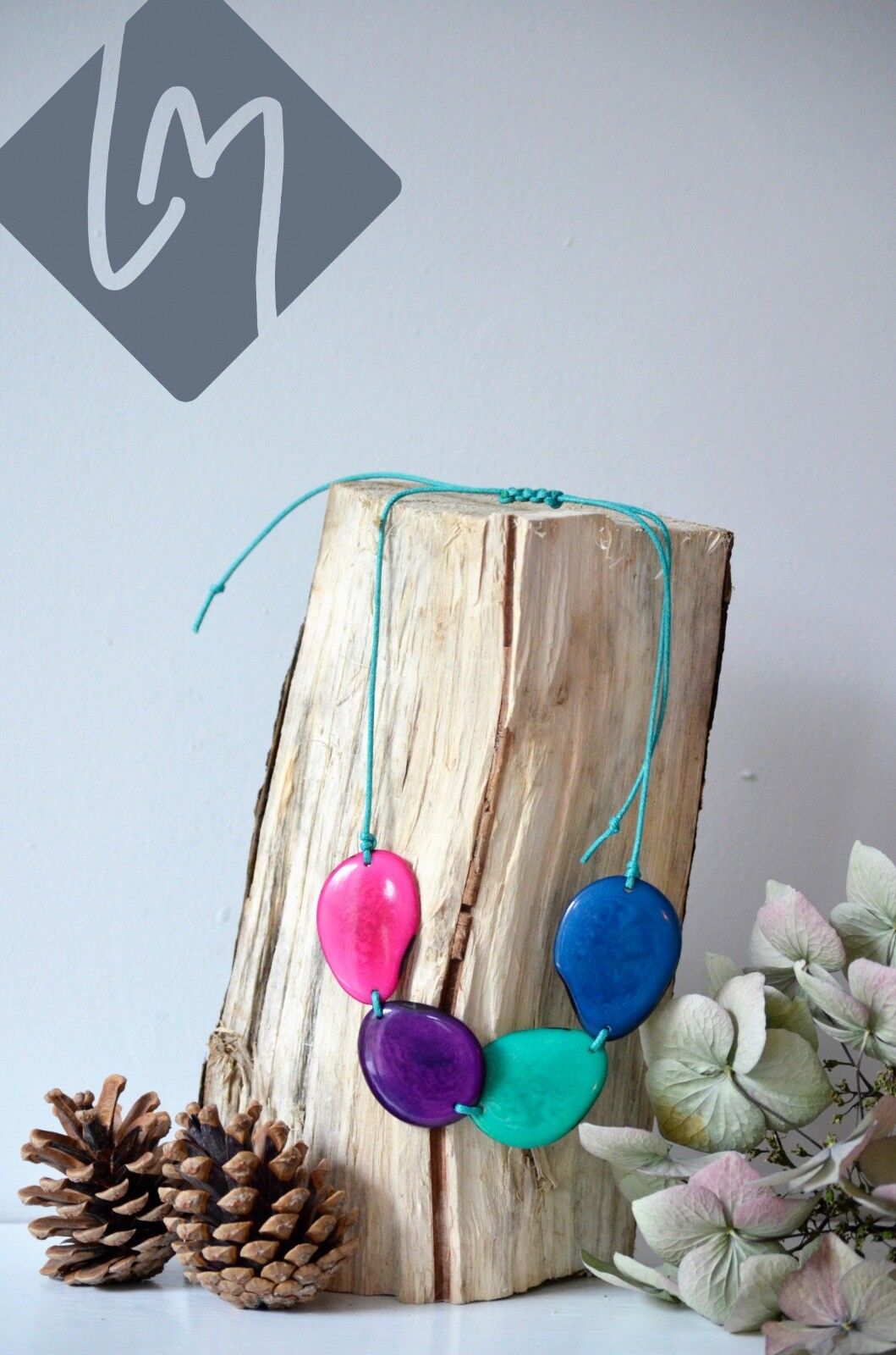 Collana con perline Tagua rosa, viola, verde acqua e blu marino – Filo BLU SCURO