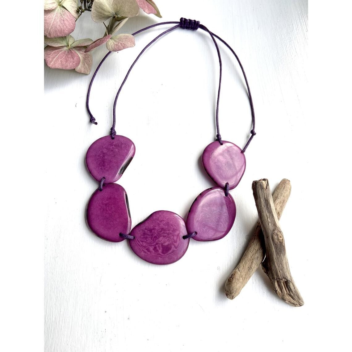 Collana con 3 perline tagua prugna