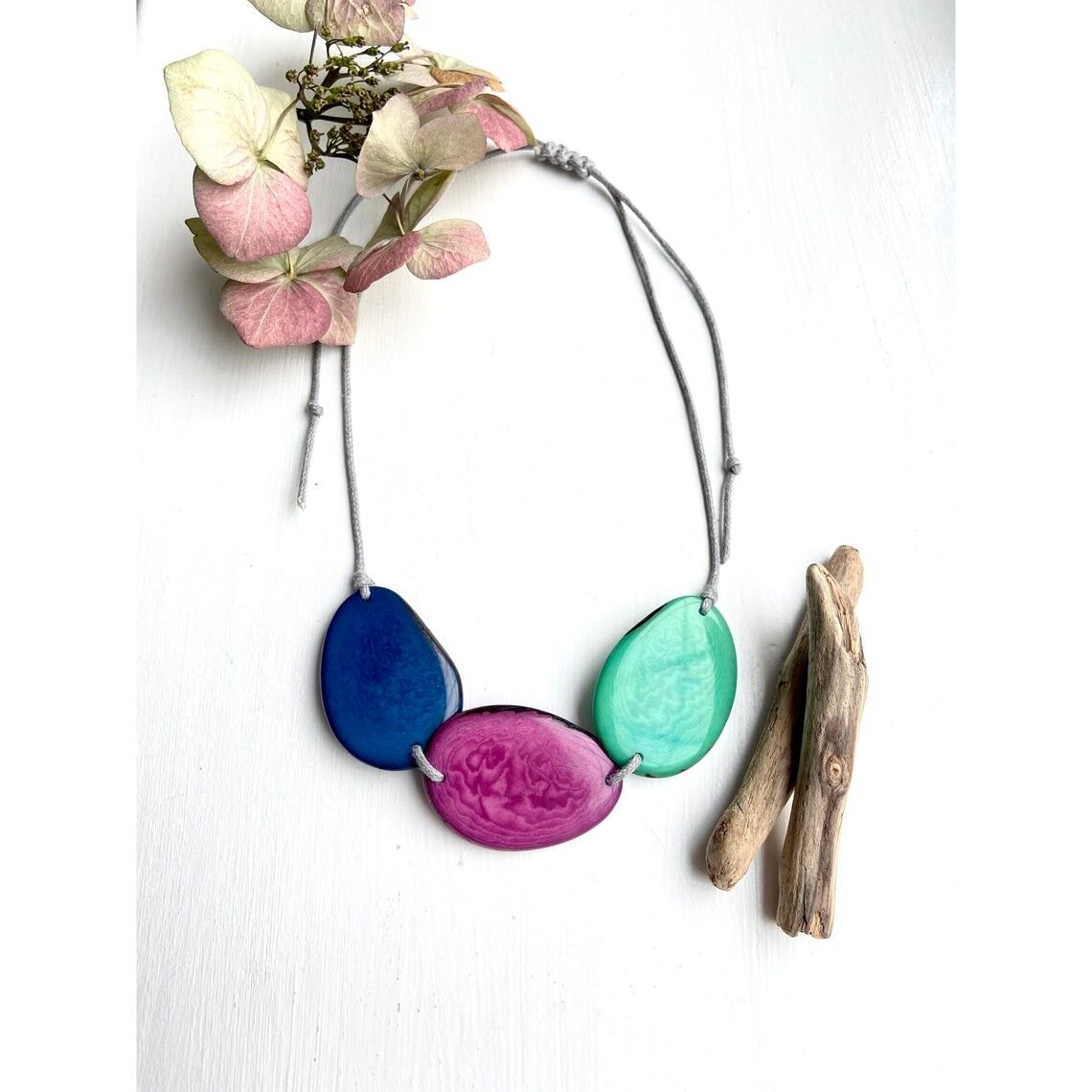 Collana di perle di tagua blu navy, prugna e verde acqua