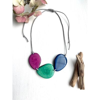 Collier de perles de tagua prune, bleu sarcelle et bleu marine