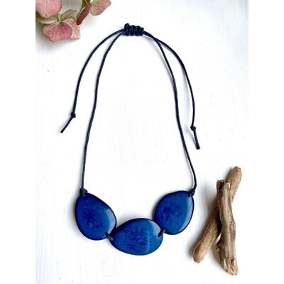 Tagua-Halskette mit 3 Perlen in Marineblau