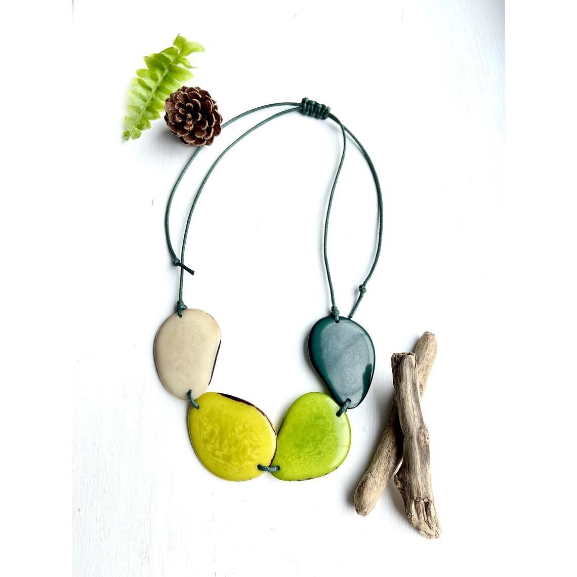 Collana di perle di tagua verde chiaro