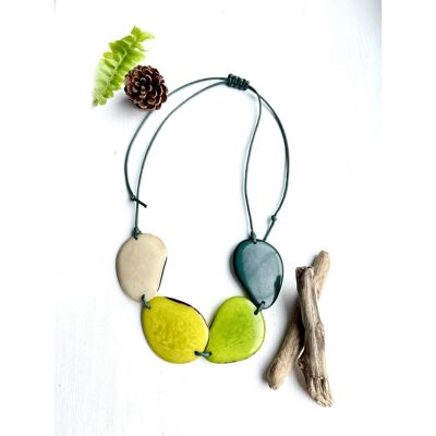 Halskette aus hellgrünen Tagua-Perlen