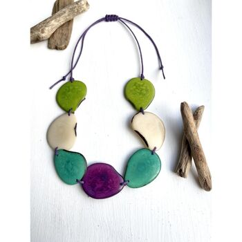 Long collier de perles de tagua centre violet