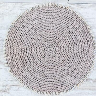 Raffia individuelle Tischdecke und abgenutzte rosa Muschel.