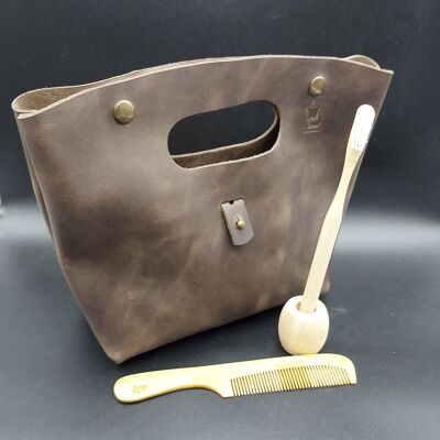 Borsa da toilette artigianale. Realizzata in 100% pelle naturale, spessore 2 mm. Include pettine di bambù e spazzolino da denti. Opplav Badstue (colore marrone scuro)