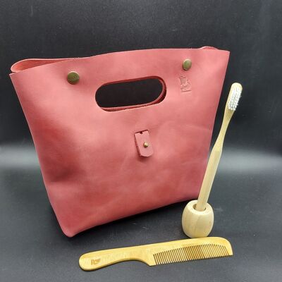 Borsa da toilette artigianale. Realizzata in 100% pelle naturale, spessore 2 mm. Include pettine di bambù e spazzolino da denti. Opplav Badstue (colore rosso)