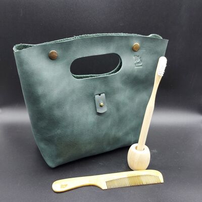 Borsa da toilette artigianale. Realizzata in 100% pelle naturale, spessore 2 mm. Include pettine di bambù e spazzolino da denti. Opplav Badstue (colore verde foresta)