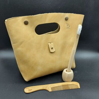Borsa da toilette artigianale. Realizzata in 100% pelle naturale, spessore 2 mm. Include pettine di bambù e spazzolino da denti. Opplav Badstue (colore senape)