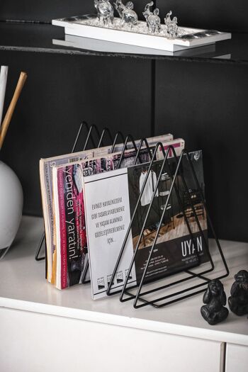 Organisateur de magazines en métal | bibliothèque triangulaire | organisateur de magazines | triangulaire | porte-journaux | Système de stockage de CD | porte-revues | porte-revues | porte-revues | noir mat 4