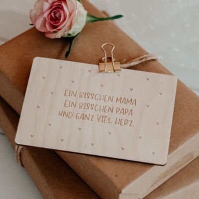 Tarjeta de madera nacimiento 'mamá, papá y corazón'