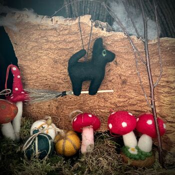 Décoration suspendue de champignons magiques en feutre fait à la main 3