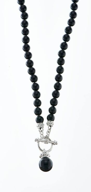 Collier de perles noires