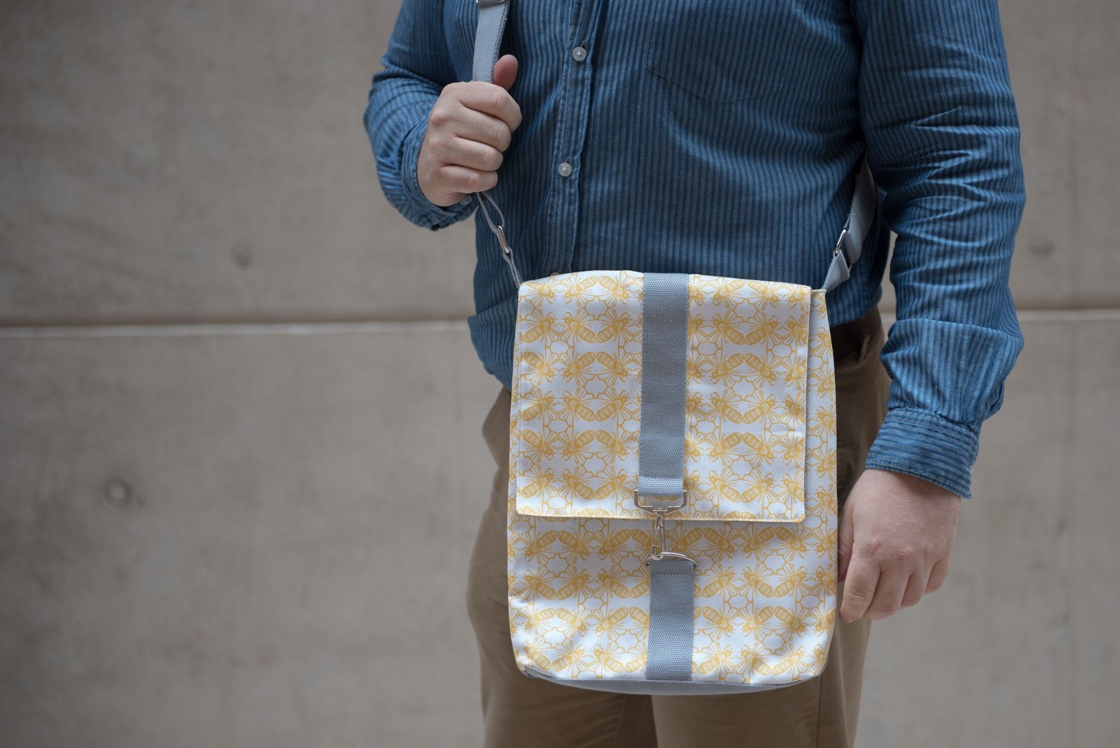 Bolso mensajero con estampado de abejas