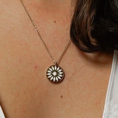 Steel necklace with enamelled rosette pendant