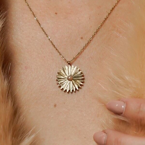 Collana in acciaio con motivo floreale e pietra semipreziosa