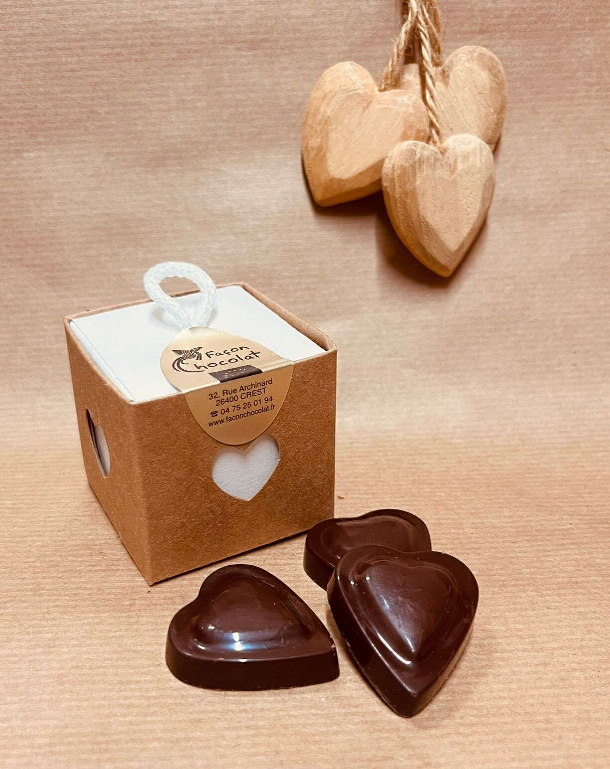 Organic and Vegan Mother's Day Gift: Box of 5 small praline hearts, approx. 45g
