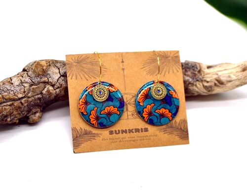 Boucles d'oreilles créoles dorées rondes en bois motif wax fleurs de mariage orange et bleu