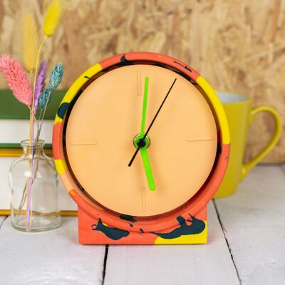 Horloge Jesmonite marbrée orange, jaune et verte