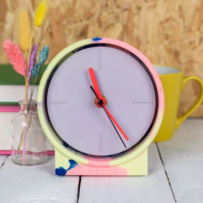 Neon marmorierte Jesmonite-Uhr mit lilafarbenem Zifferblatt