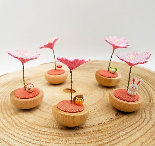 Figurine porte-bonheur japonais sakura et animaux en bois et tissu chirimen