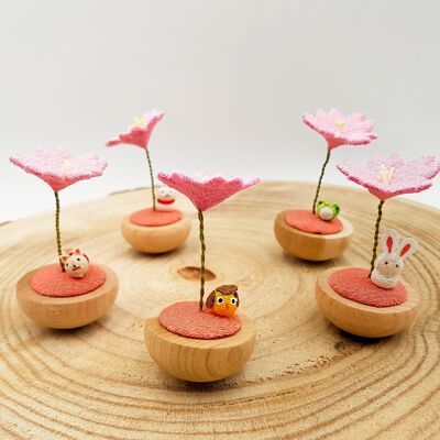 Figura japonesa de la suerte sakura y animales en madera y tela chirimen