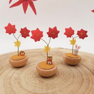 Figurine porte-bonheur japonais en bois et tissu chirimen animaux et feuilles momiji érable