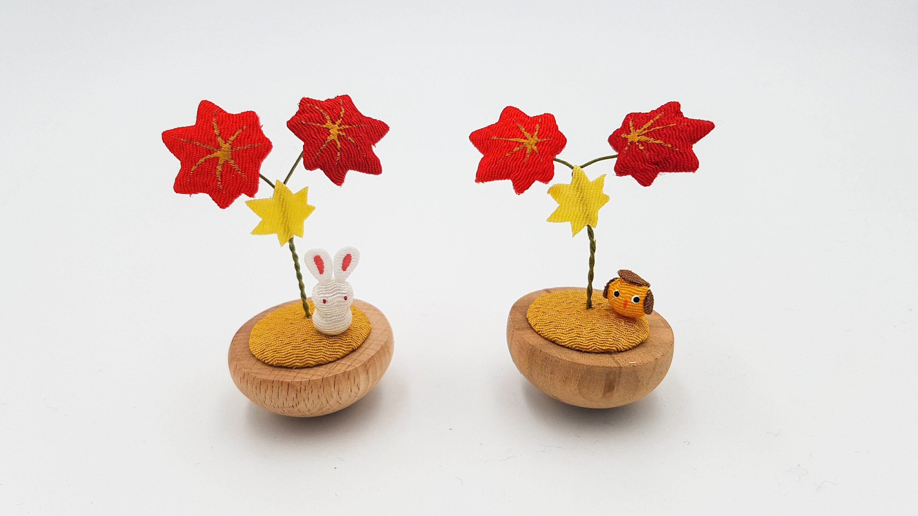 Japanische Yura Yura Glücksbringerfigur aus Holz und Chirimen-Stofftieren und Momiji-Ahornblättern