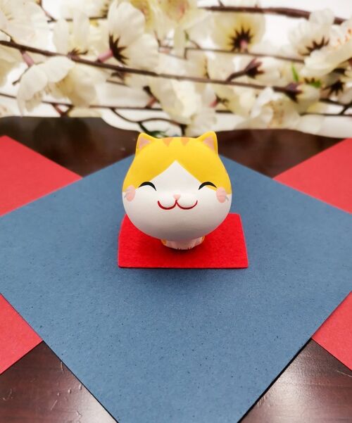 Lucky figure Cat Big Head on its red carpet and stickers - Chat Tigré
