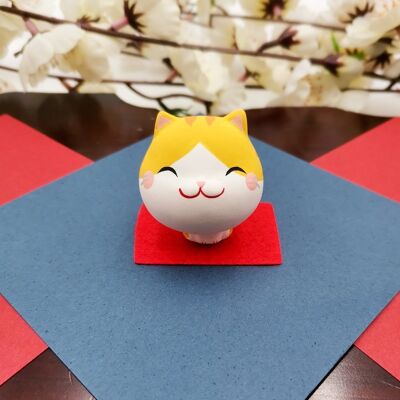 Lucky figure Cat Big Head on its red carpet and stickers - Chat Tigré