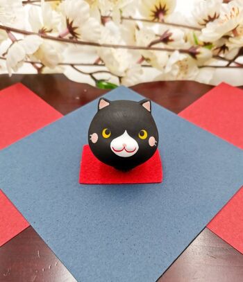 Figurine porte-bonheur Chat Grosse Tête sur son tapis rouge et stickers - Noir 1