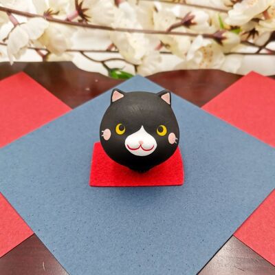 Figurine porte-bonheur Chat Grosse Tête sur son tapis rouge et stickers - Noir