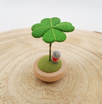 Figurine porte-bonheur japonais trèfle en bois et tissu chirimen 14