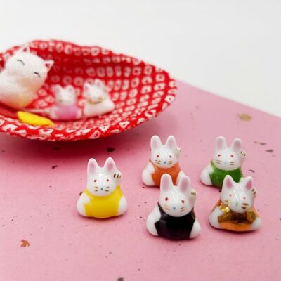 Schachtel mit kleinen Glücksbringern aus japanischer Keramik Hasen handbemalt in Japan
