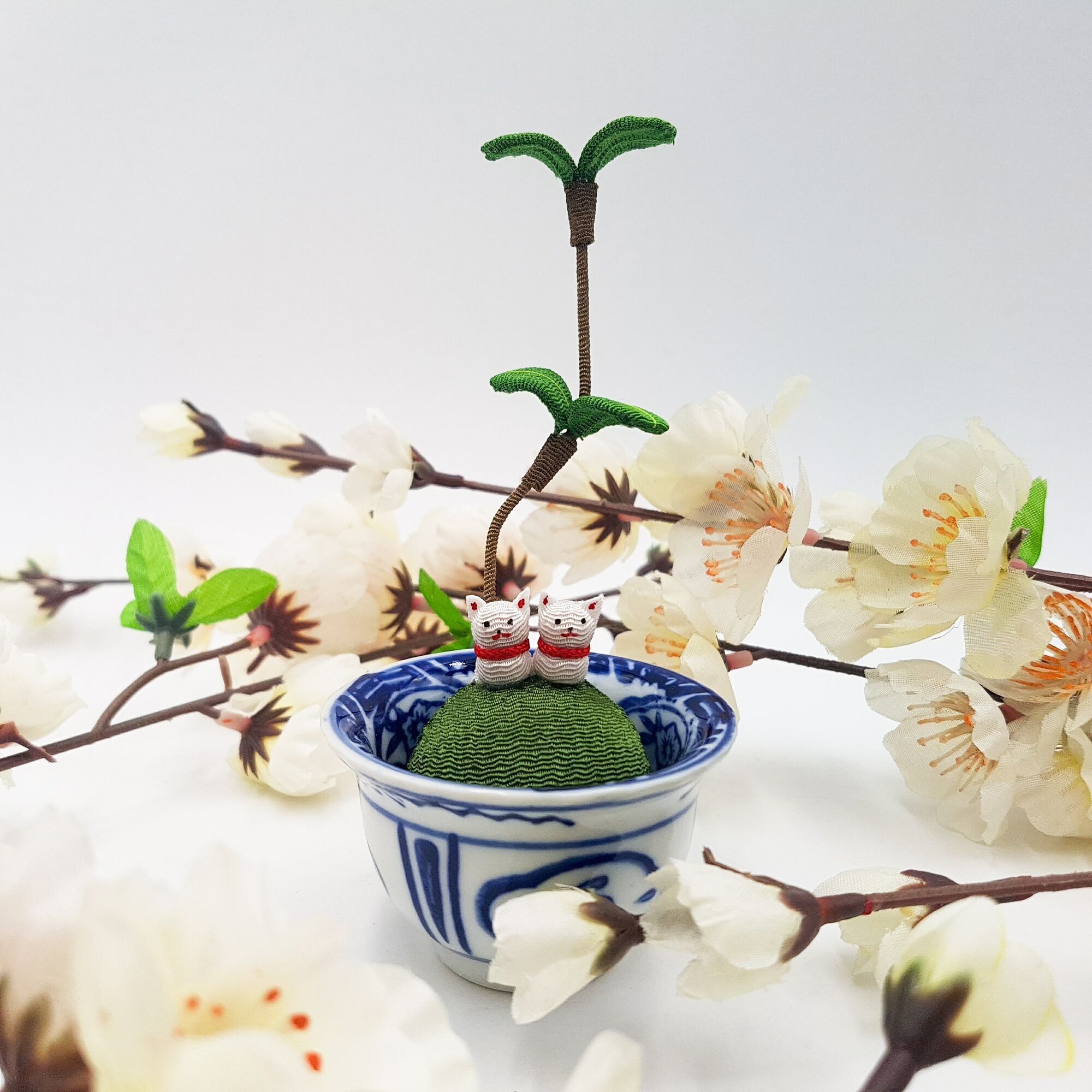 Figurina portafortuna in porcellana BONSAI e tessuto chirimen