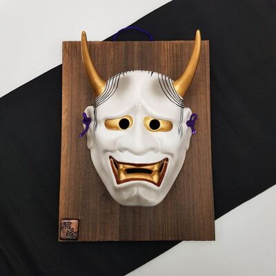 Máscara decorativa de teatro Noh Demon Hannya fijada en placa de madera con la firma del artista