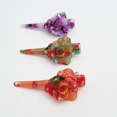 Kleine japanische Haarspange mit Blumenmuster aus Chirimen-Stoff und Harz