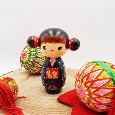 Muñeca Kokeshi de madera Gokigen pintada con flor azul