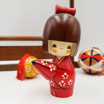 Poupée Kokeshi en bois Amayadori peint en rouge blanc et marron figurine 2