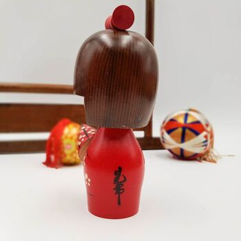 Poupée Kokeshi en bois Amayadori peint en rouge blanc et marron figurine 4
