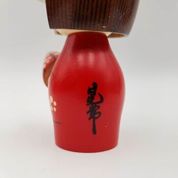 Poupée Kokeshi en bois Amayadori peint en rouge blanc et marron figurine 6